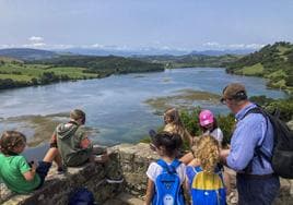 Alguno de los niños participantes observando la ría de Pombo de San Vicente.