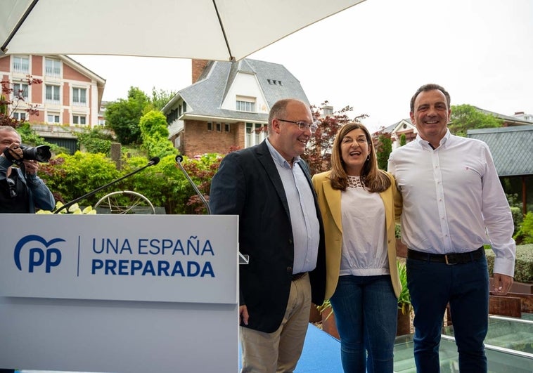 Miguel Tellado, María José Sáenz de Buruaga y Félix de las Cuevas, en el acto de este sábado en Santander.