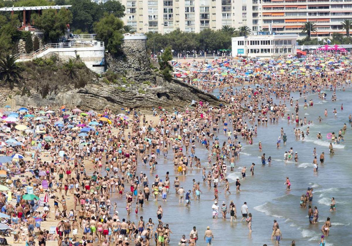 Miles de personas abarrotan las playas del Sardinero, en Santander, en una jornada típica de verano.