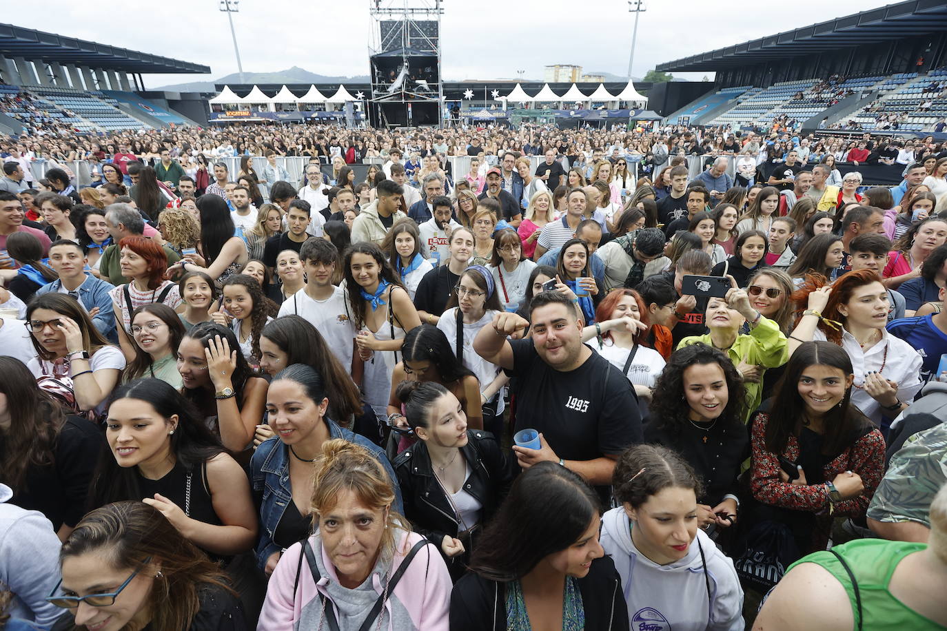 Público de todas las edades en el Música en Grande de Torrelavega