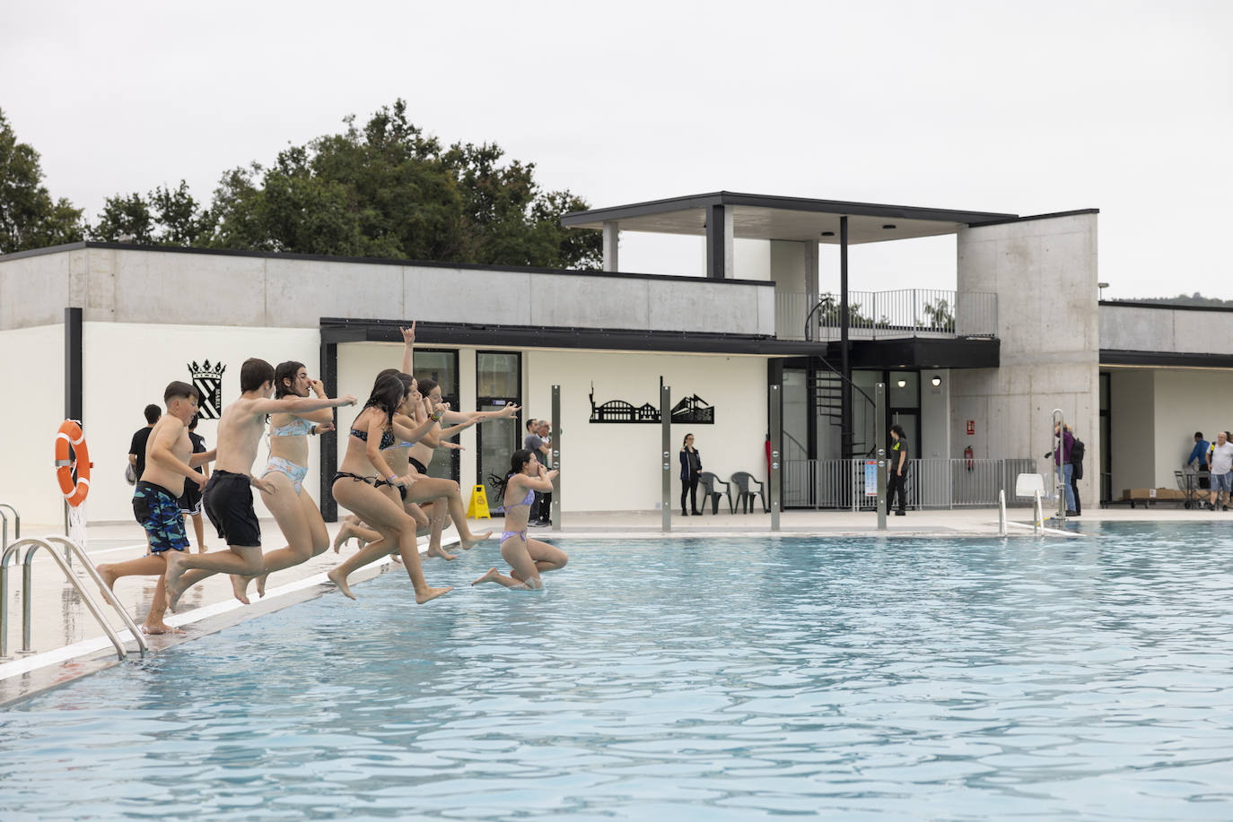 Un grupo de jóvenes se dirá al agua en la piscina principal.
