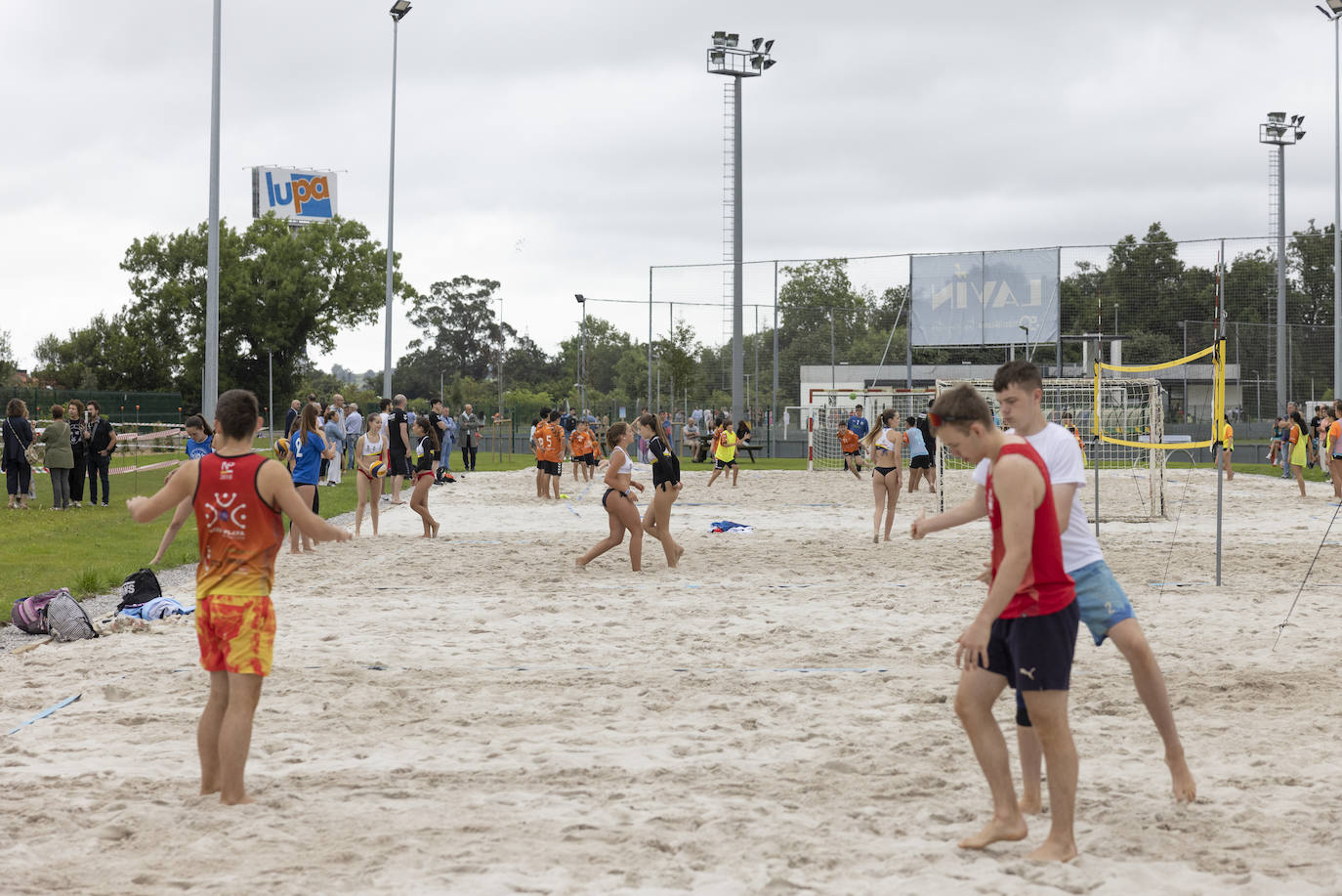 En el acto hubo partidos de exhibición de balonmano y voley playa.