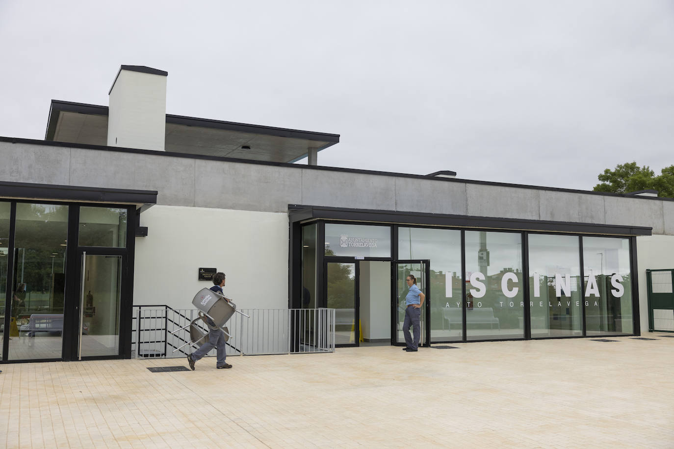 Acceso principal al recinto deportivo.