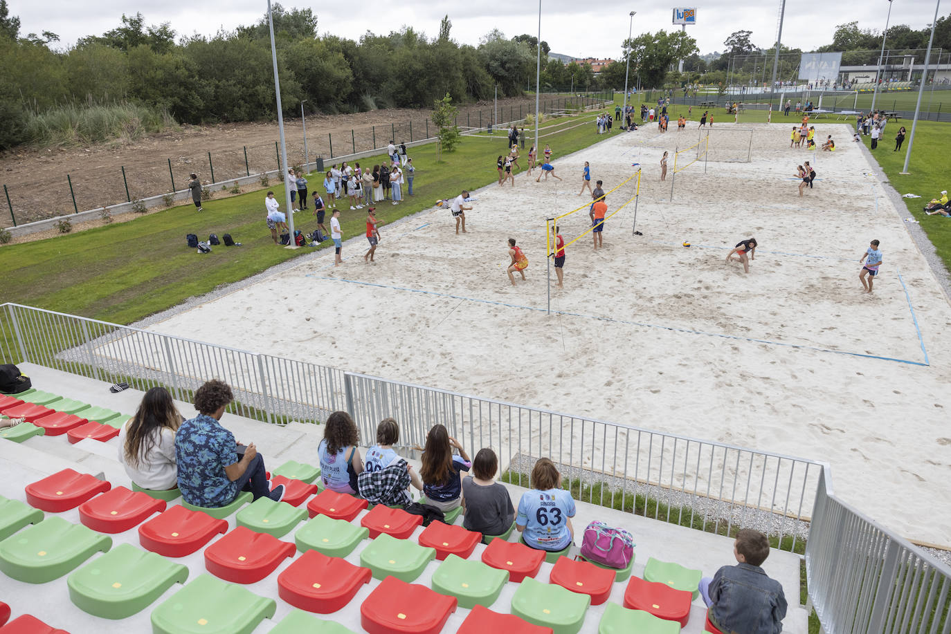 Los campos de arena tienen graderío.