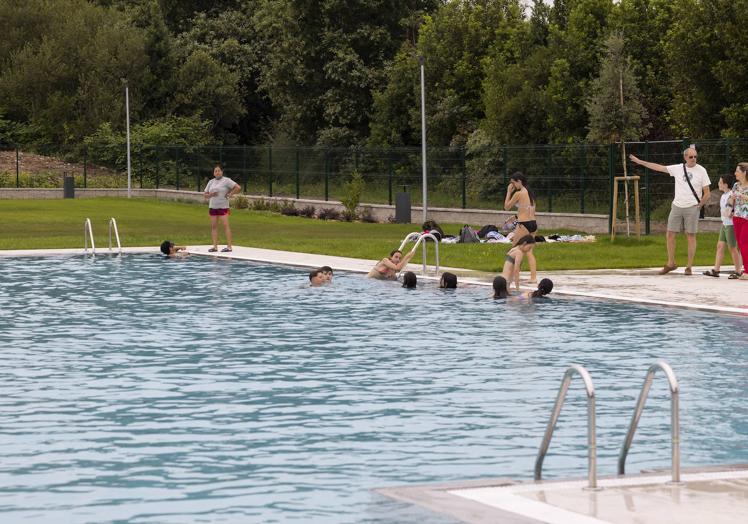 Imagen principal - Torrelavega estrena sus piscinas de verano tras tres décadas de espera