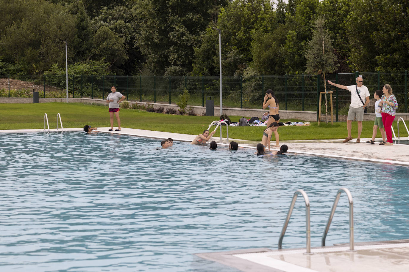 El cielo nuboso no impidió los primeros chapuzones.