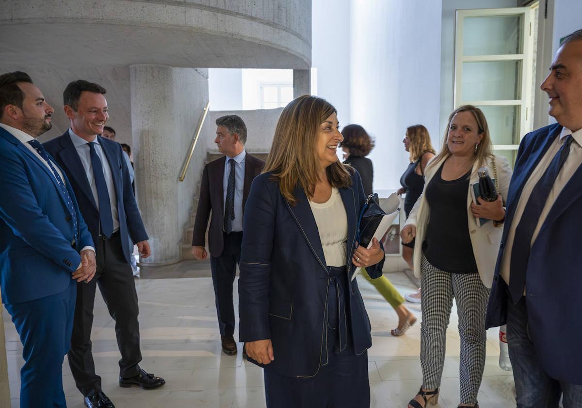 María José Sáenz de Buruaga, rodeada de los diputados del PP Álvaro Aguirre, Alejandro Liz, Cándido Cobo, Isabel Urrutia y Roberto Media.