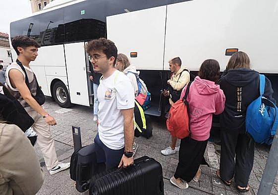 Pasajeros del tren playero, que conecta Valladolid y Palencia con Santander, a su llegada a la capital cántabra en autobús, por los transbordos de las obras de la duplicación de la vía entre Santander y Muriedas.