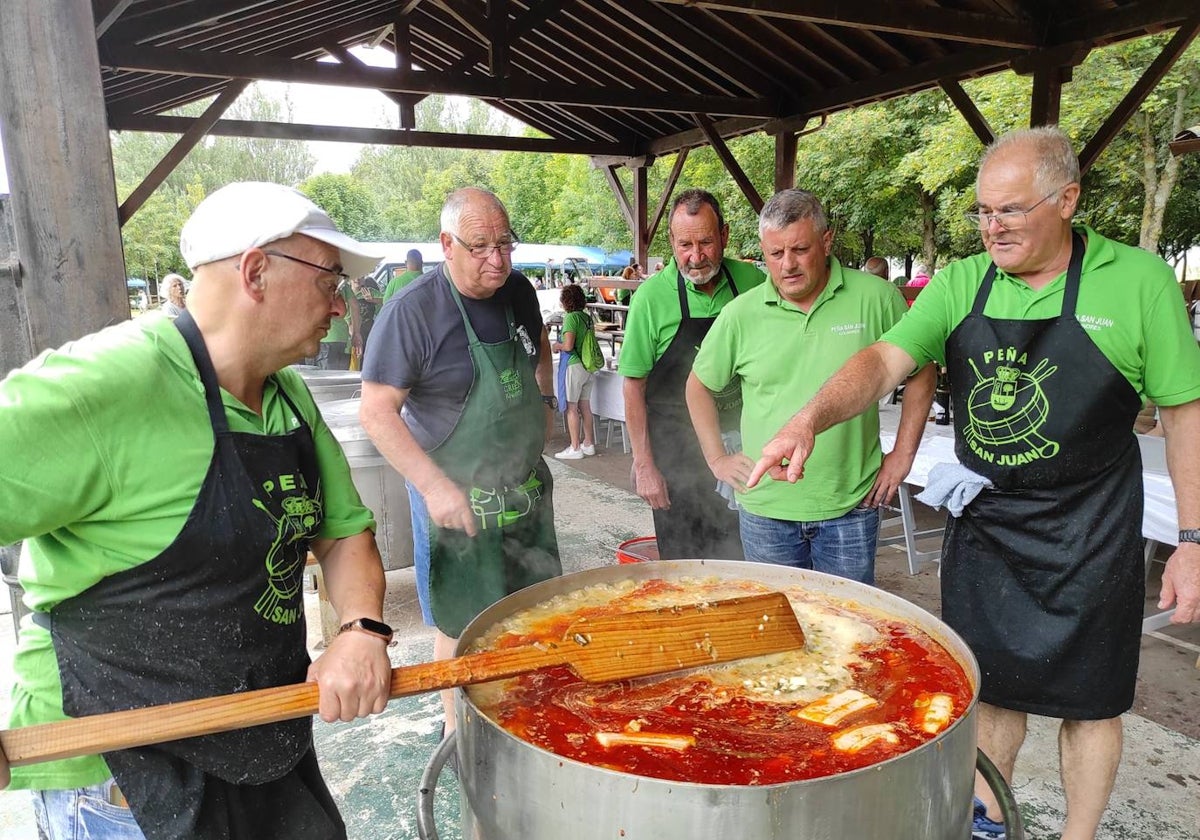 Las peñas elaborando el cocido desde primera hora.