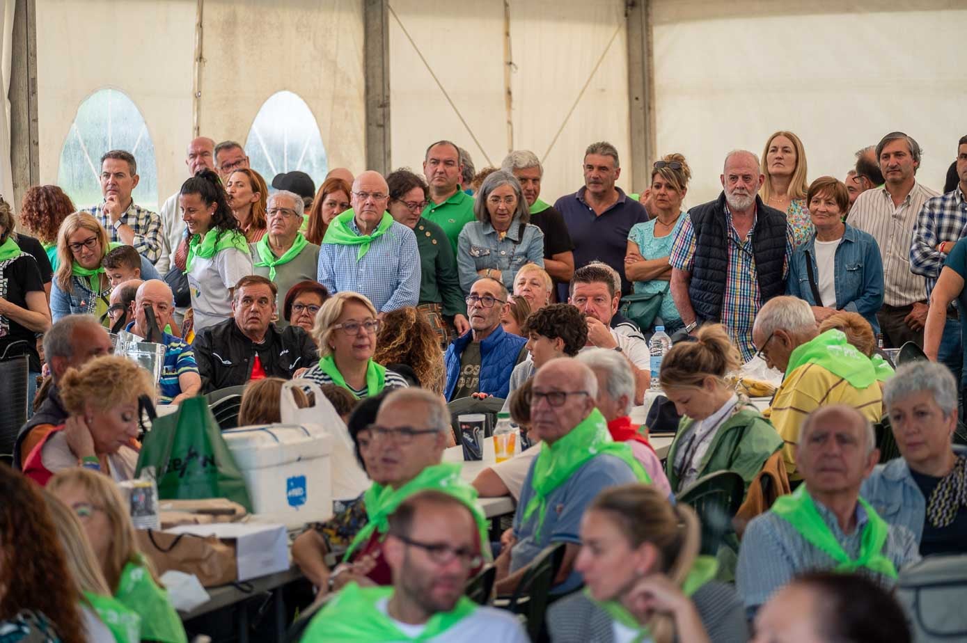 Muchos afiliados y cargos siguieron el discurso desde las mesas, preparados para la posterior comida popular.