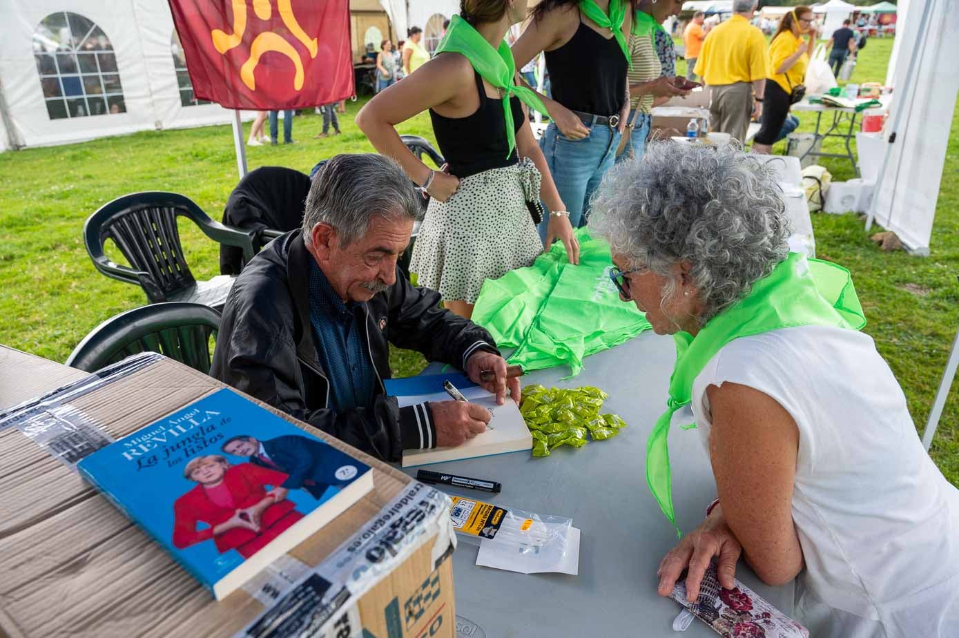 El presidente en funciones firmó libros y tazas a los simpatizantes del PRC.