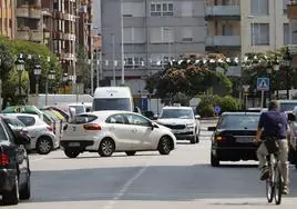 La Avenida del Besaya es una de las más transitadas y los aparcamientos en doble fila son frecuentes.