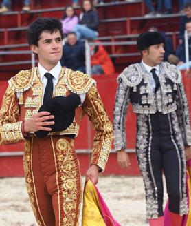 Imagen secundaria 2 - Festejo de triunfo y terna a hombros en la plaza de Requejo