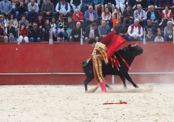 Festejo de triunfo y terna a hombros en la plaza de Requejo