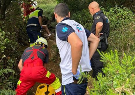 Imagen secundaria 1 - Rescatan a un senderista en el monte Brusco de Noja