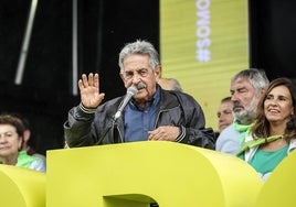 El líder del PRC, Miguel Ángel Revilla, junto a consejeros, diputados regionales y alcaldes de su partido de Guriezo.