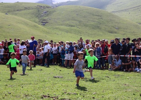 Imagen secundaria 1 - Procesión con la imagen, bailes tradicionales y la carrera de la rosca