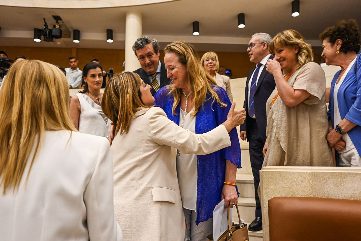 Primeras felicitaciones a la nueva presidenta de Cantabria. En la imagen, Leticia Díaz da la enhorabuena a Sáenz de Buruaga. 