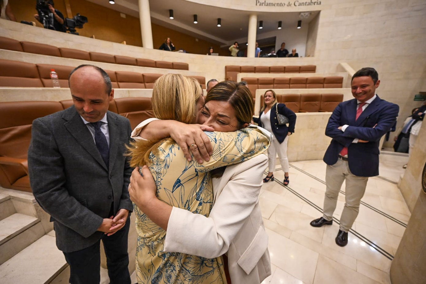 González Revuelta abraza a su compañera de partido y nueva presidenta de Cantabria.