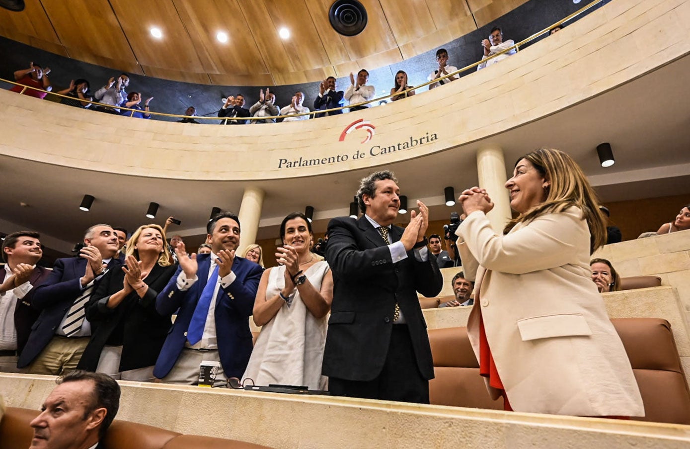 La nueva presidenta da las gracias al Parlamento. De izquierda a derecha, Miguel Ángel Vargas, Roberto Media, María Jesús Susinos, Carlos Caramés, Gema Igual e Íñigo Fernández.