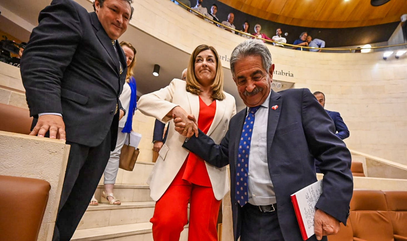 Revilla da la mano a Buruaga mientras ambos bajan las escaleras del hemiciclo.