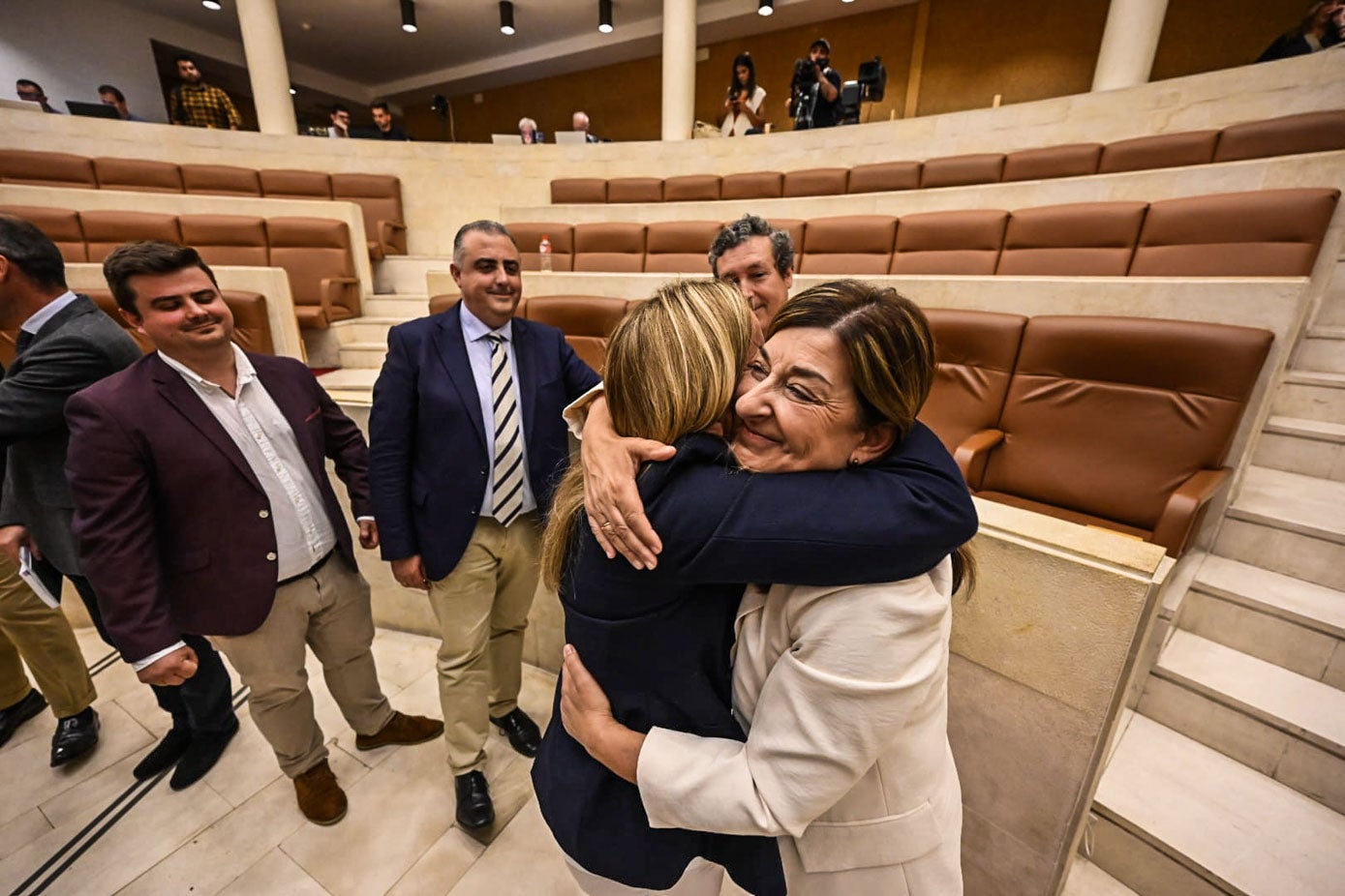 Buruaga, felicitada por todos sus compañeros. 