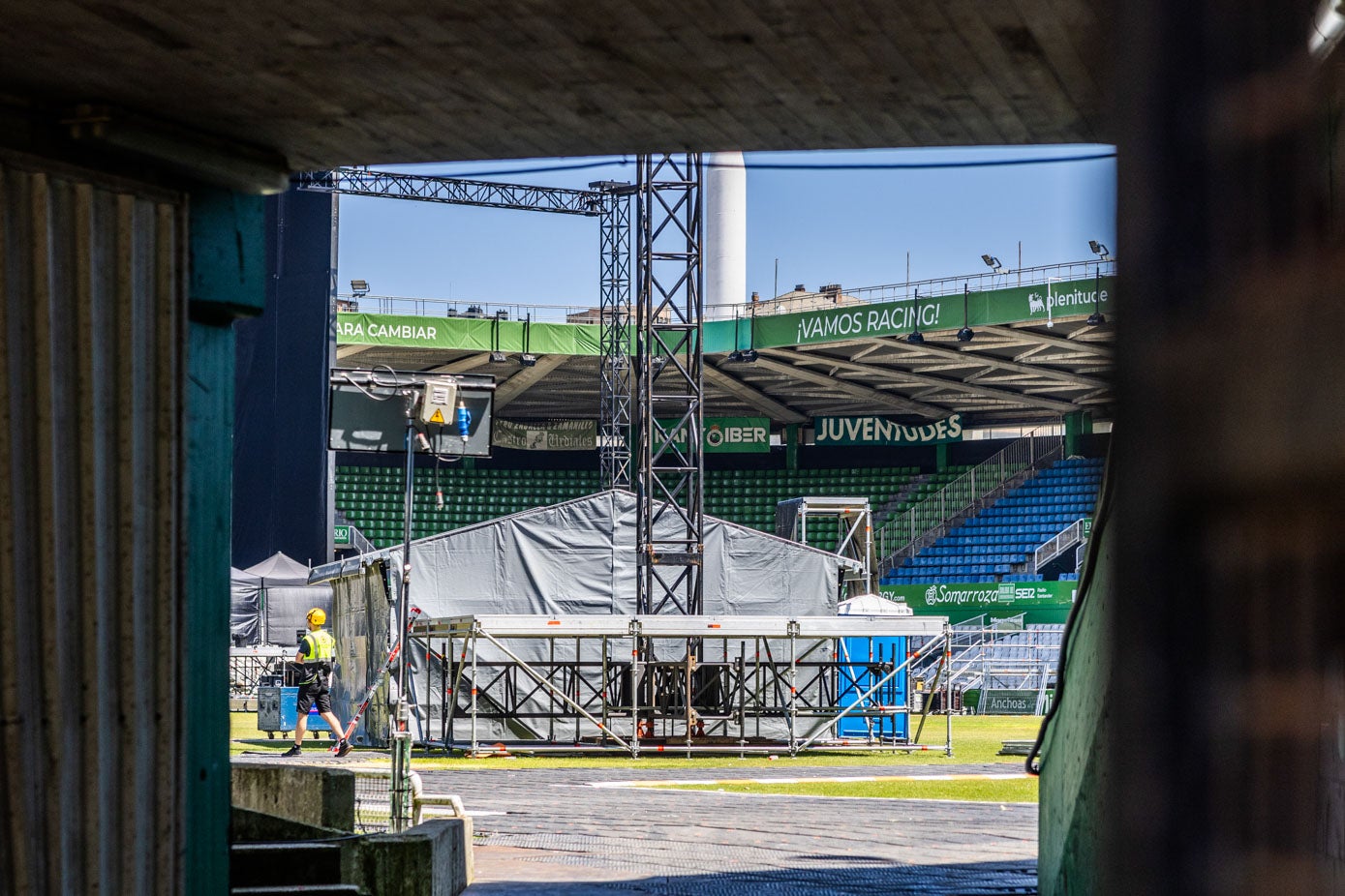 El interior de los Campos de Sport de El Sardinero, cerrado al público, donde se va a celebrar el concierto del grupo británico Muse.