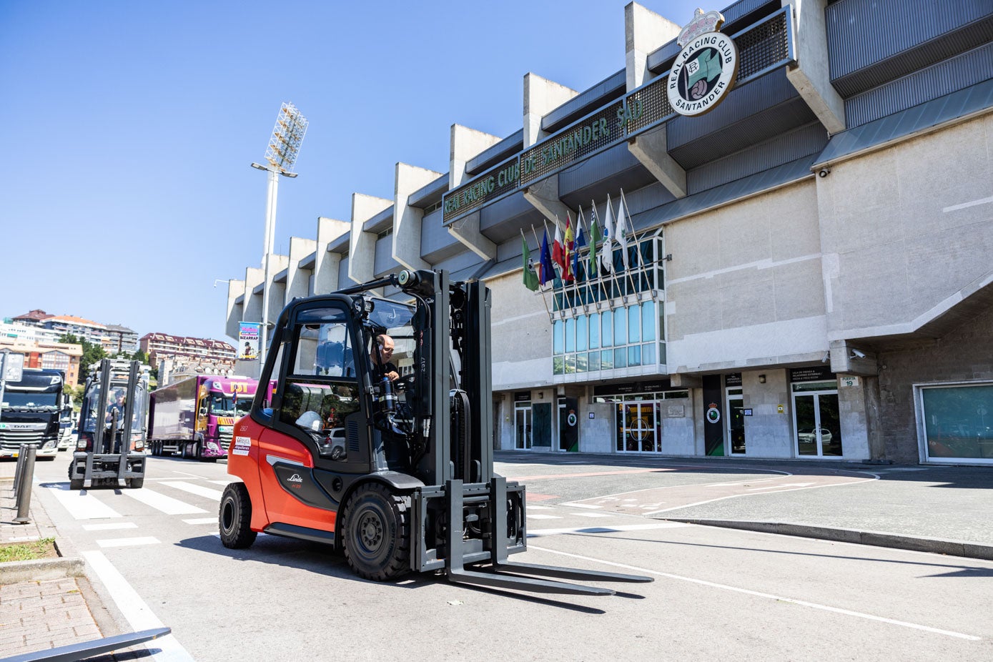 Los alrededores de El Estadio del Real Racing Club de Santander repletos de maquinaria.