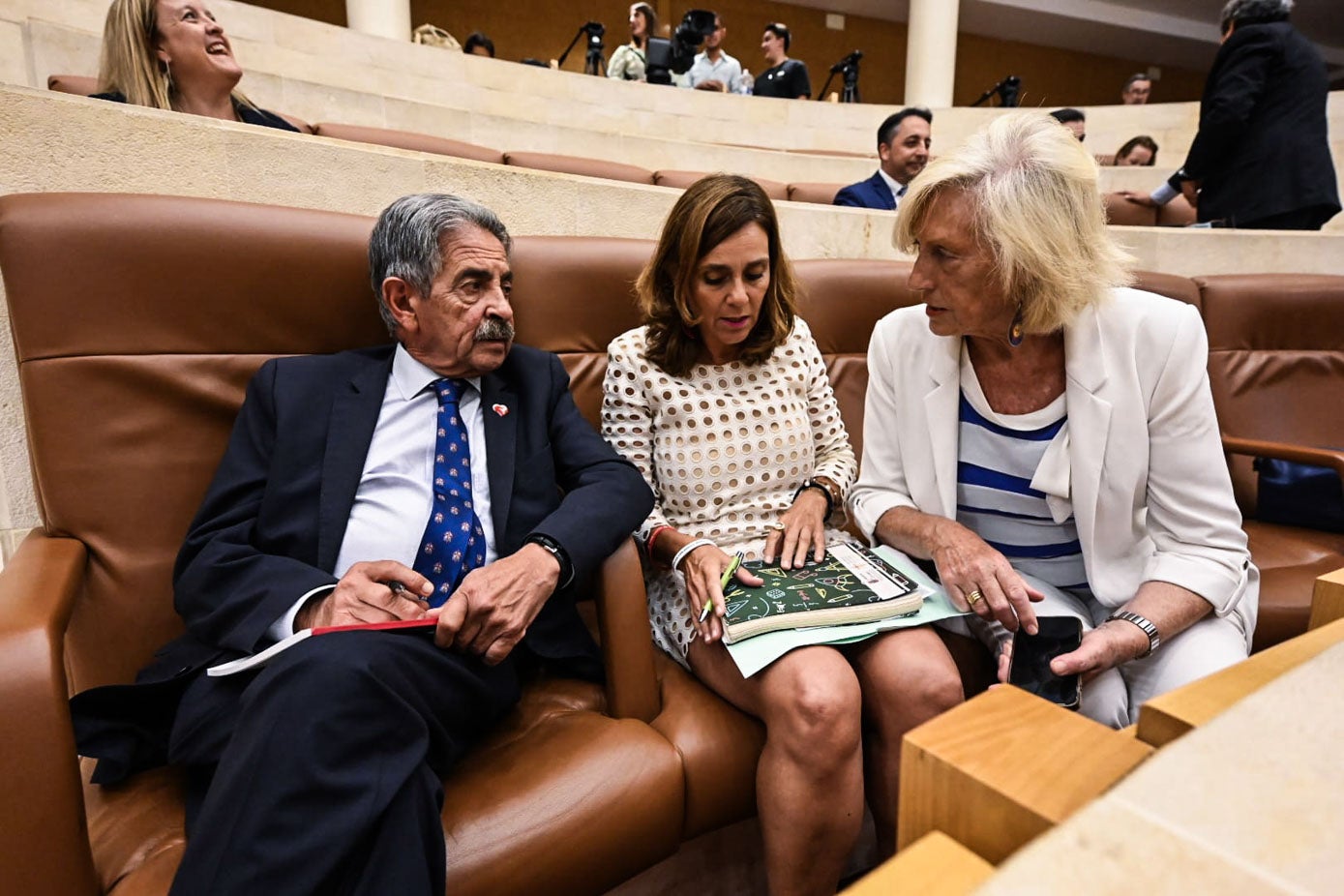 Los regionalistas Miguel Ángel Revilla, Paula Fernández y Marina Lombó.