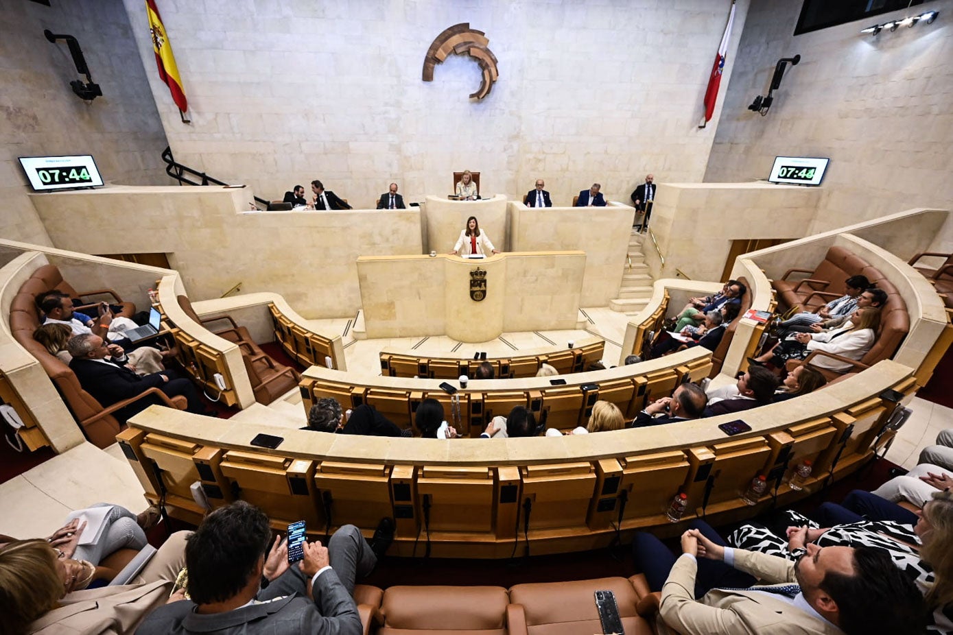 La nueva presidenta de Cantabria se dirige al Parlamento. 