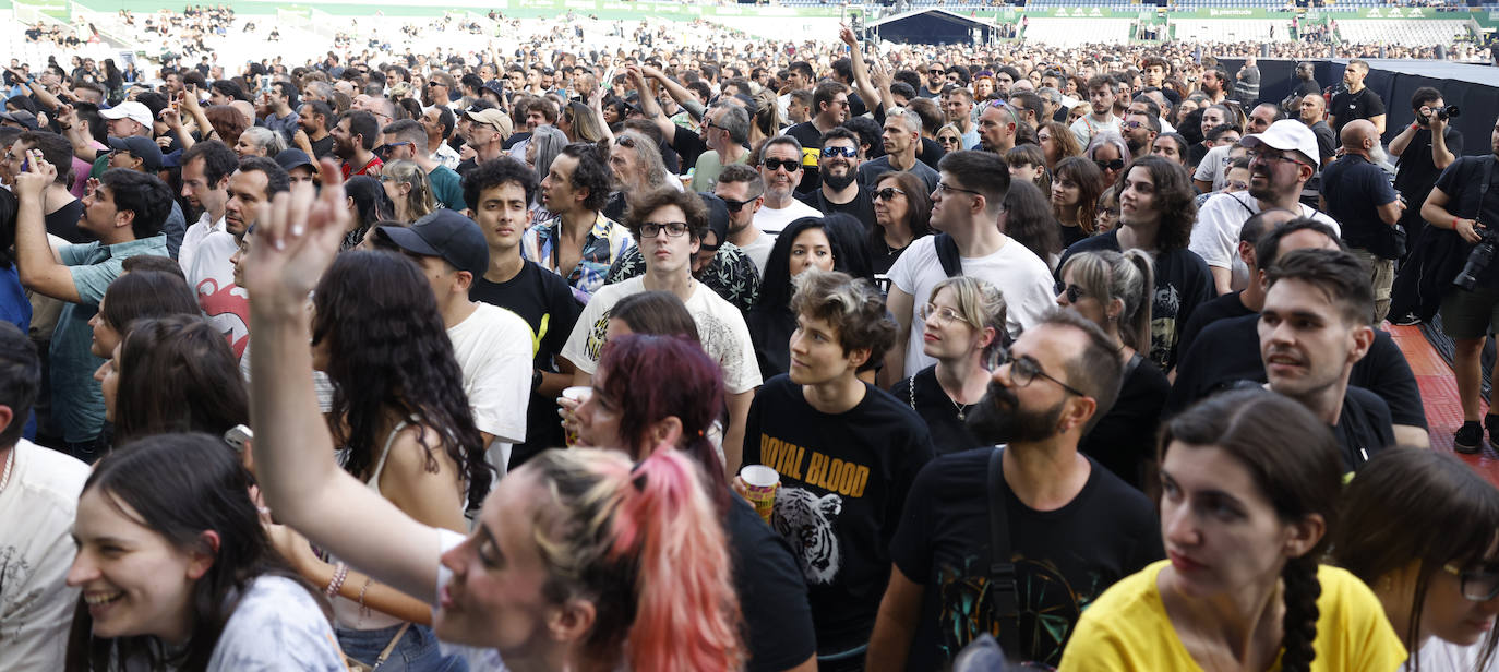 El público se entregó desde las 19.45 horas con el primer concierto. Brazos y móviles en alto desde última hora de la tarde.