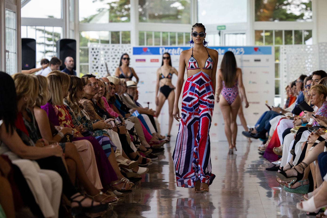 Políticos y empresarios de Cantabria asistieron al Desfile de Verano 2023.