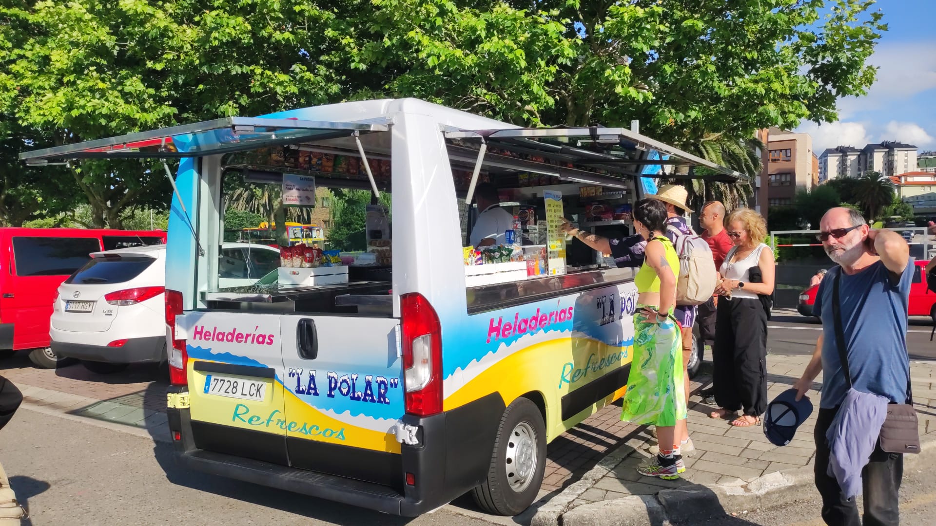 El público aprovechar para tomar un helado en los alrededores.