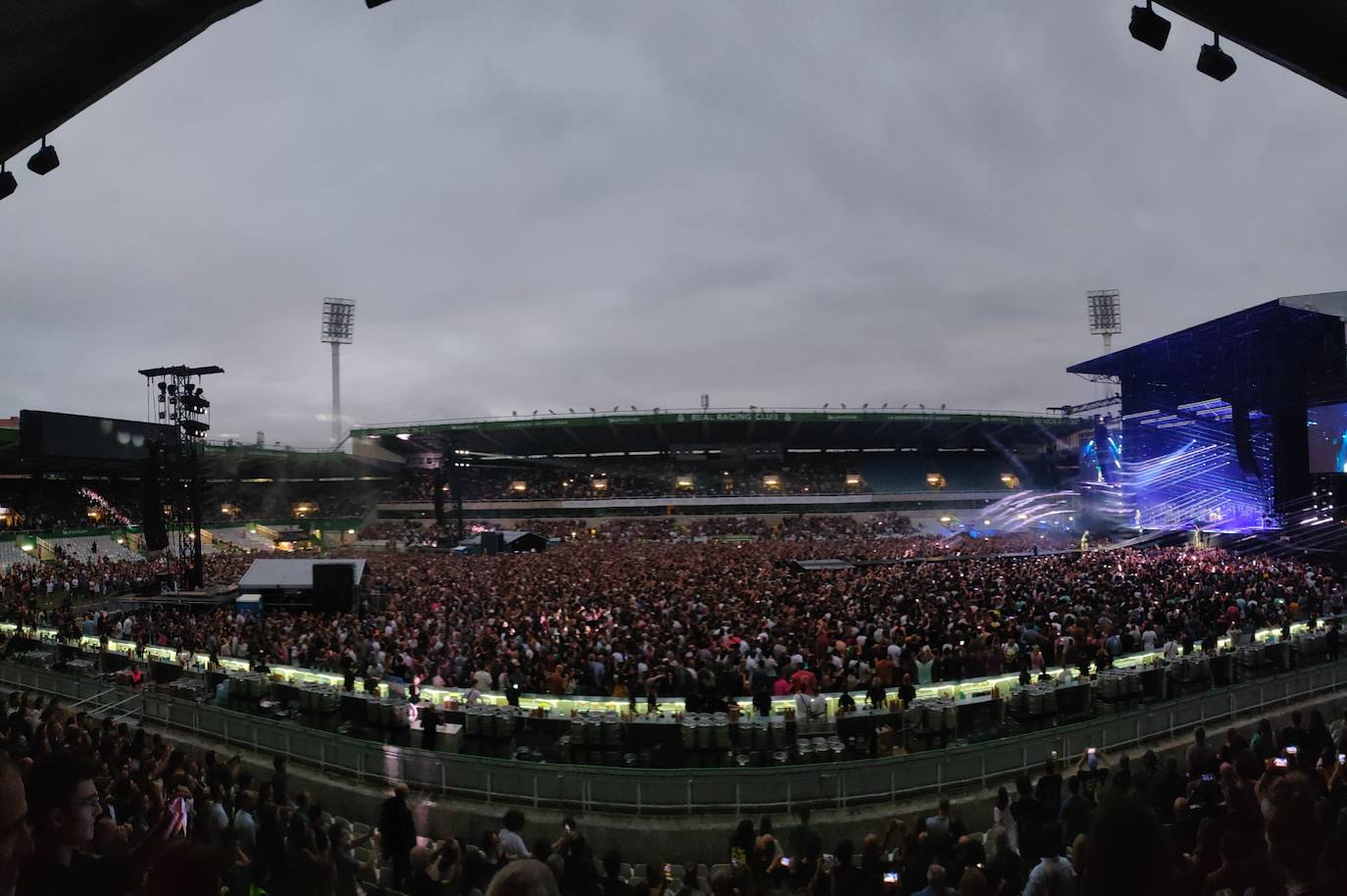 Con el primer hit de la noche, 'Hysteria', Muse ha conseguido desatar la histeria colectiva ante un público entregado