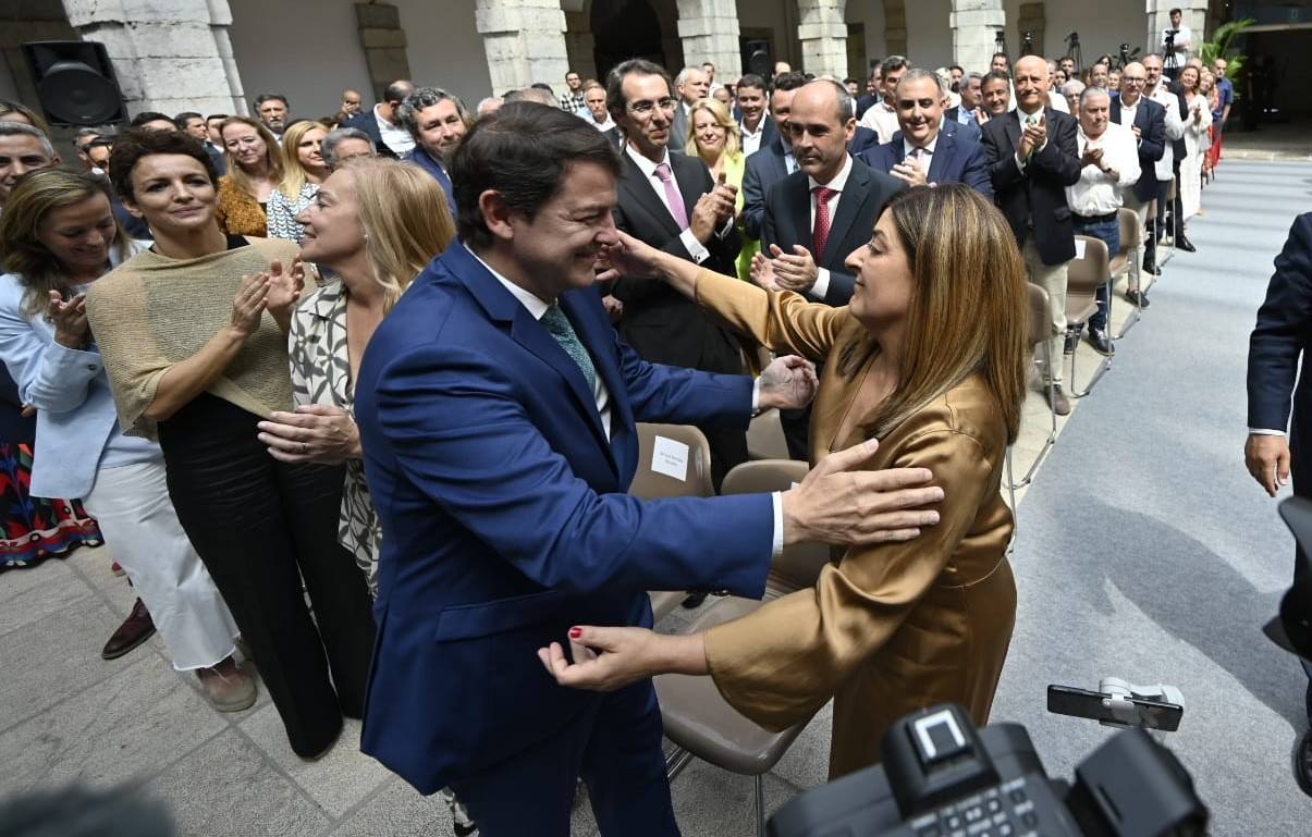 El presidente de Castilla y León, Alfonso Fernández Mañueco, se abraza con la presidenta cántabra, María José Sáenz de Buruaga.