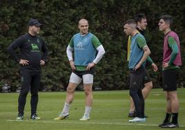 José Alberto, a la izquierda, en un entrenamiento del pasado curso junto a Pombo, Íñigo Vicente, Saúl e Íñigo Sainz-Maza.