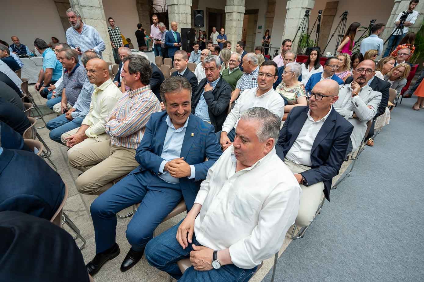 Numerosas personas han asistido al acto en el patio central del Parlamento de Cantabria. 