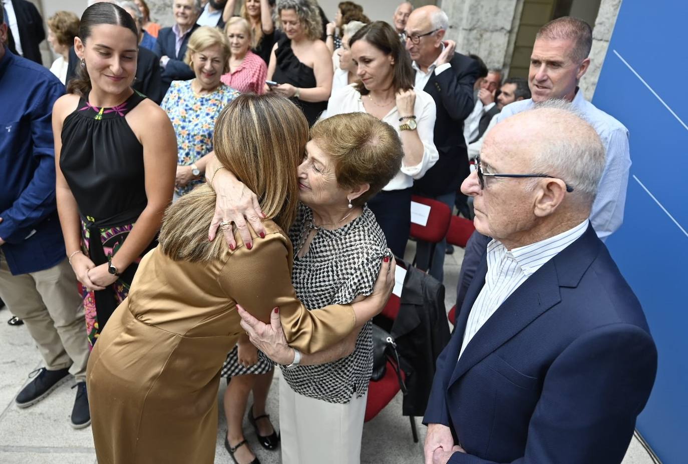 La presidenta de Cantabria abraza emocionada a su madre y su padre. 