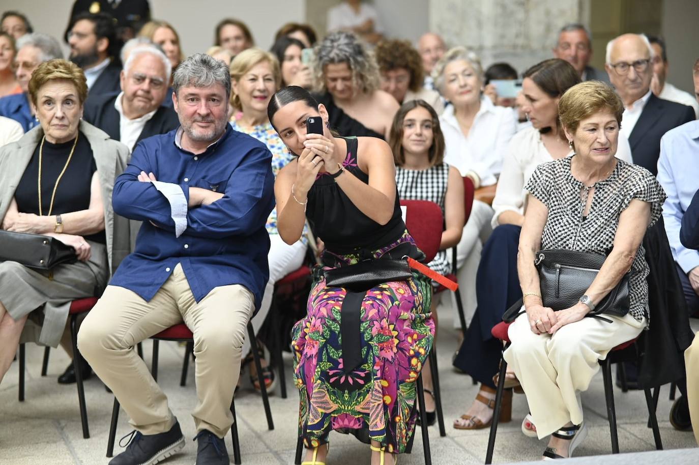 Familiares de la nueva presidenta (su marido, Miguel de las Cuevas y su hija Araceli), en primer término inmortalizan un acto tan especial para ellos.