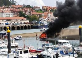 Imagen del barco ardiendo en la bahía.