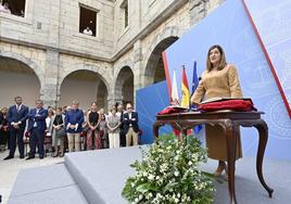 María José Saénz de Buruaga durante su discurso en el acto de toma de posesión como presidenta de Cantabria.