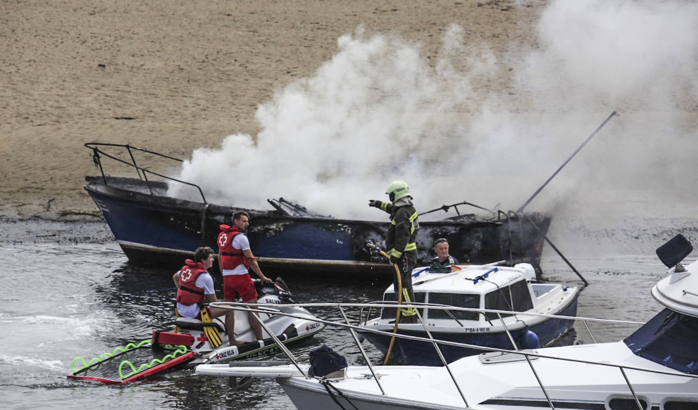 Los bomberos recibieron la ayuda de los socorristas de la Cruz Roja del servicio de vigilancia de las playas de San Vicente.