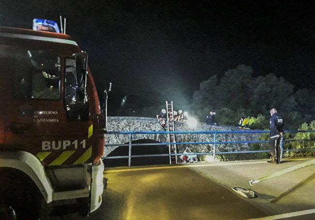 Los bomberos sacaron en mayo de la marisma de Noja a una conductora que se precipitó con el coche