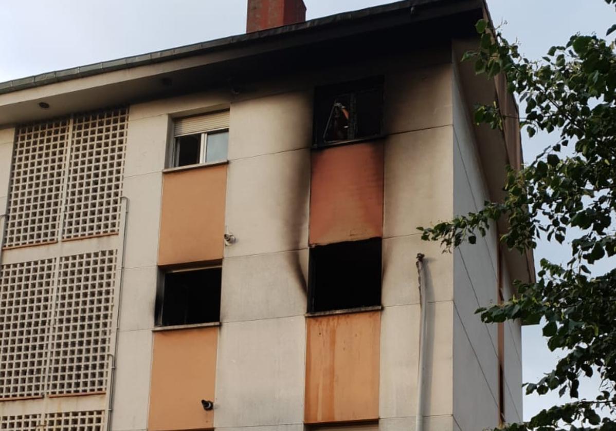 Así ha quedado el edificio en el que esta tarde se ha registrado un fuerte incendio en la segunda planta y como se ve en la imagen, las llamas han llegado hasta el tejado.