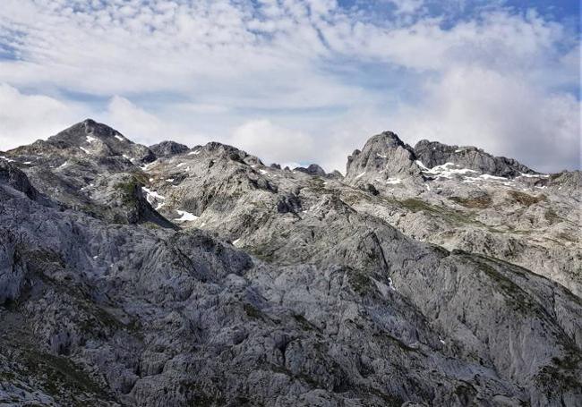 Vista privilegiada a la Torre Santa de Enol (o Santa María de Enol) desde la cima del Conjurtau.