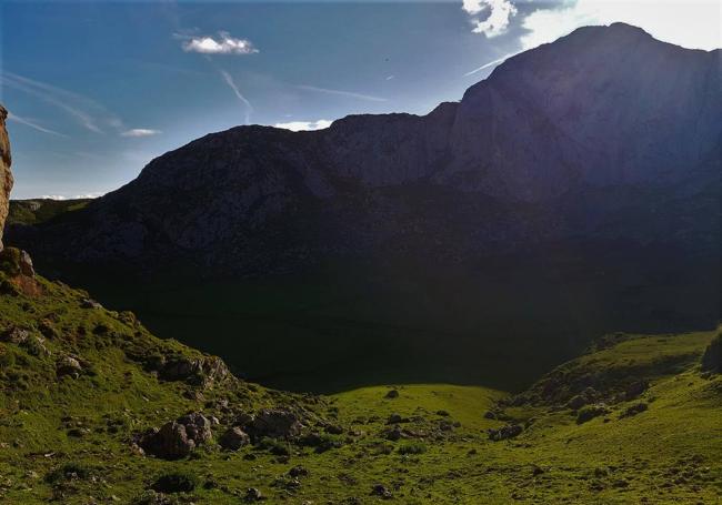 Tremas del Ceñal, oasis verde en medio de un paisaje calizo.