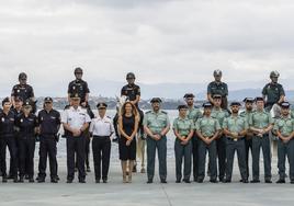 Los agentes que llegan de refuerzo tanto de Policía Nacional como de Guardia Civil posan junto a los mandos y la delegada del Gobierno con la bahía al fondo.