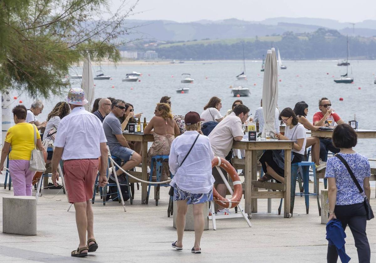 Las buenas temperaturas de junio han llenado paseos y terrazas.