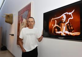 Rogelio López Cuenca, Premio Nacional de Artes Plásticas el año pasado, junto a la instalación que inauguró ayer en Altamira.