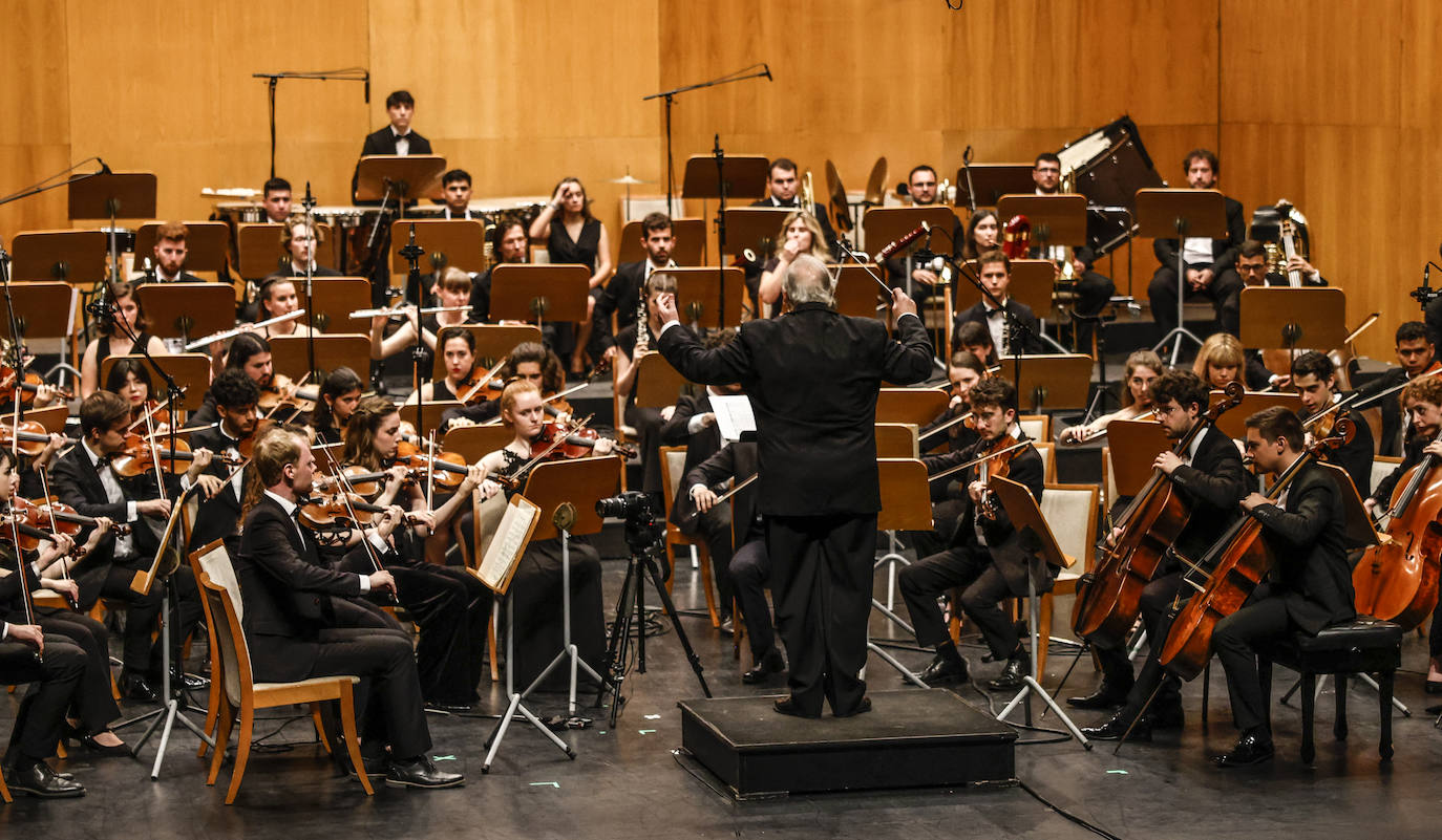 Péter Csaba dirige a la Orquesta Sinfónica Freixenet del Encuentro, con Stanislav Ioudenitch (piano) como solista, interpretando obras de Strauss y Ravel en un concierto homenaje a los pianistas Dmitri Bashkirov y Alicia de Larrocha.